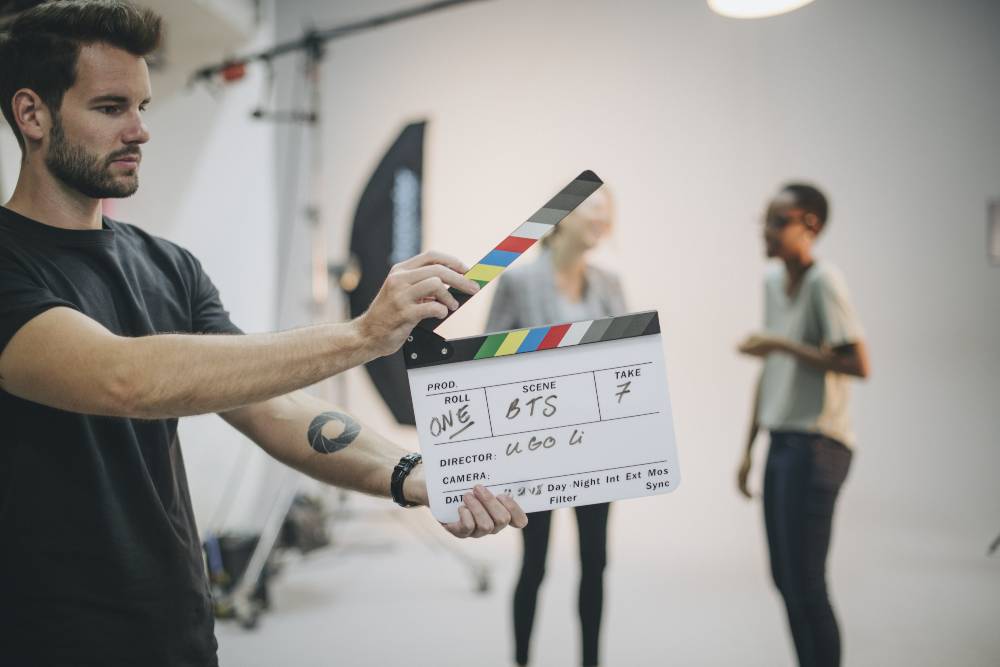 Learn how to become a successful commercial actor from the professionals at Discovery Spotlight.